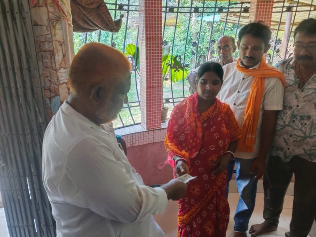 দেগঙ্গায় পাপের প্রায়শ্চিত্ত শুরু, কাটমানির টাকা ফেরত তৃণমূল নেতার।