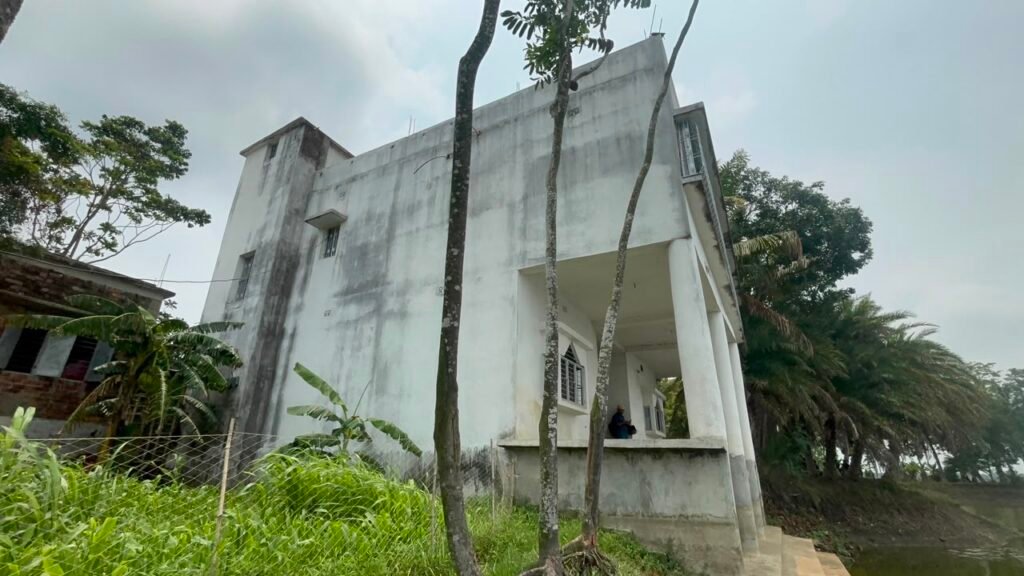 দেগঙ্গা থানায় বন্দী তৃণমূল নেতার নতুন কীর্তি ফাঁস। বিলাসবহুল বাগান বাড়ি , সেখানে মদের আসর,বহিরাগতদের আনাগোনা,মাছ ভাজার নামে মহিলাদের ডেকে চলত ফুর্তি